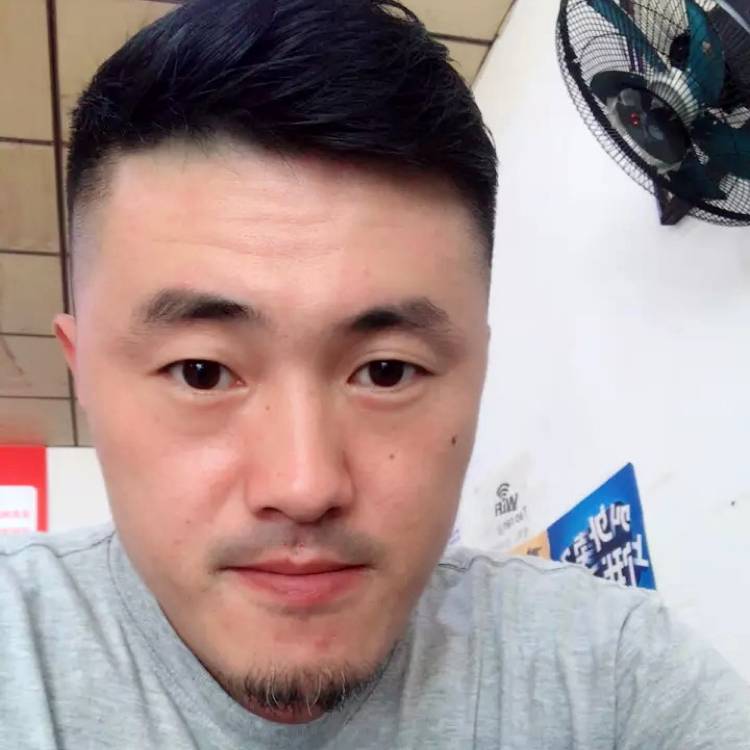 张弓搭箭的照片