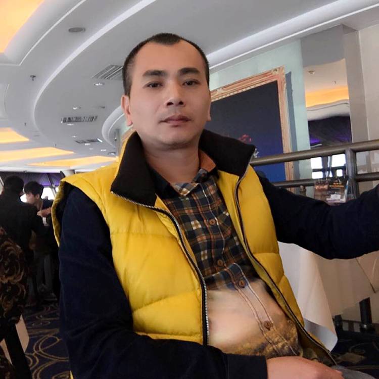 山区海边人的照片