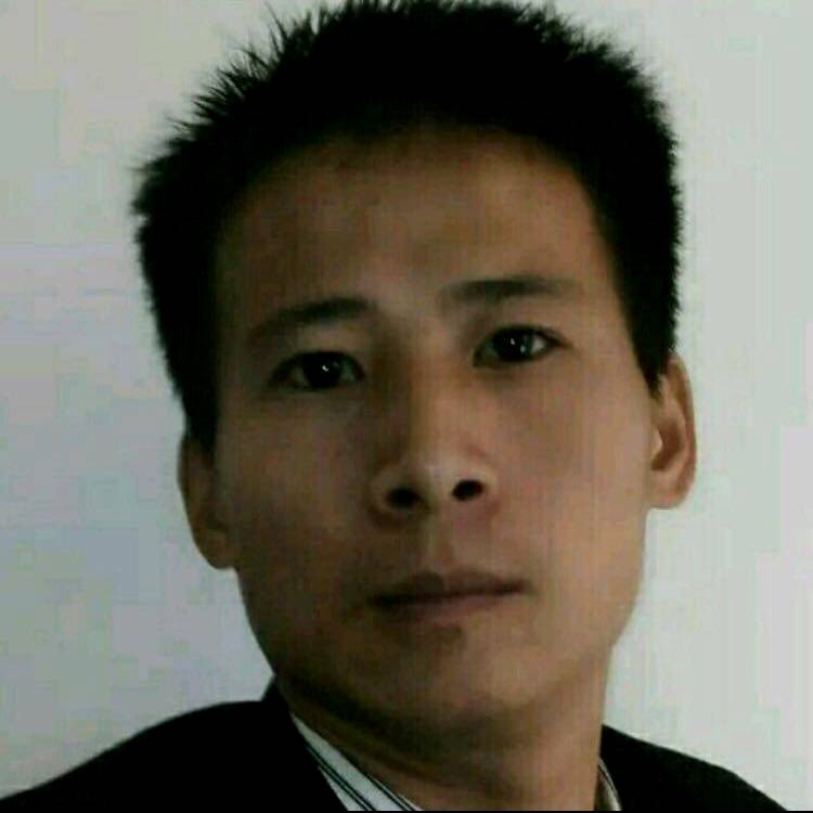 带风的男人的照片