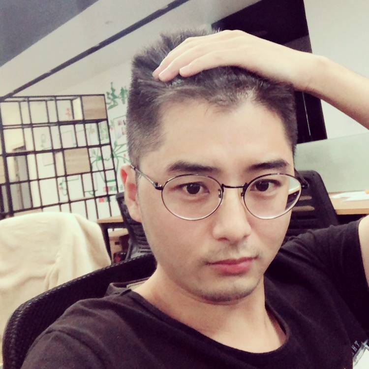 健壮白猫的照片