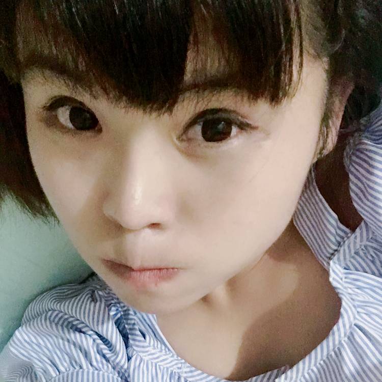隐忍少女的照片