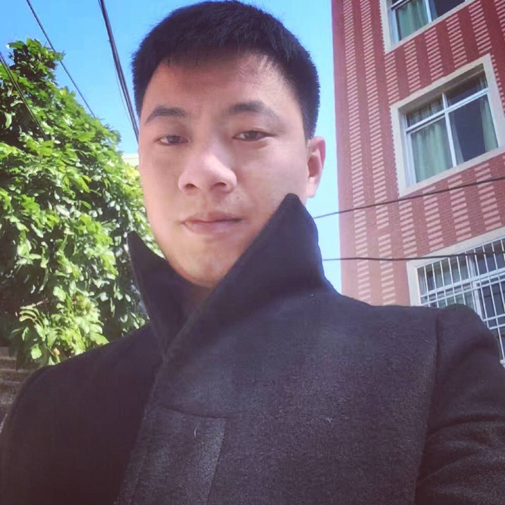 上位的男人的照片
