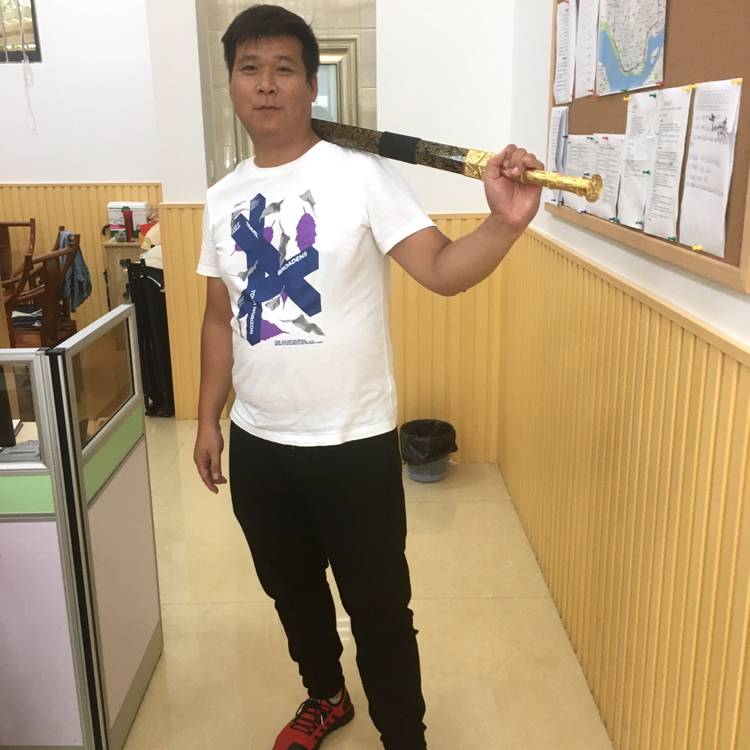 叼着香烟接吻的照片