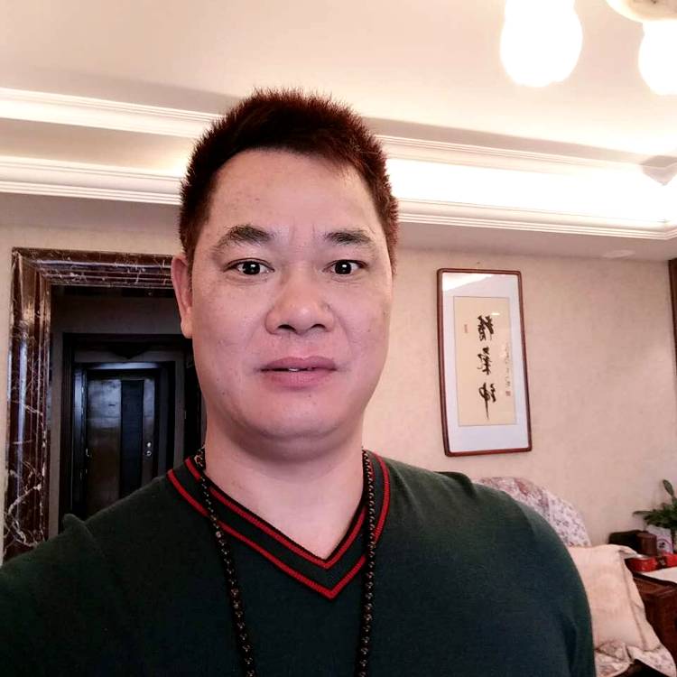 不安黑裤的照片
