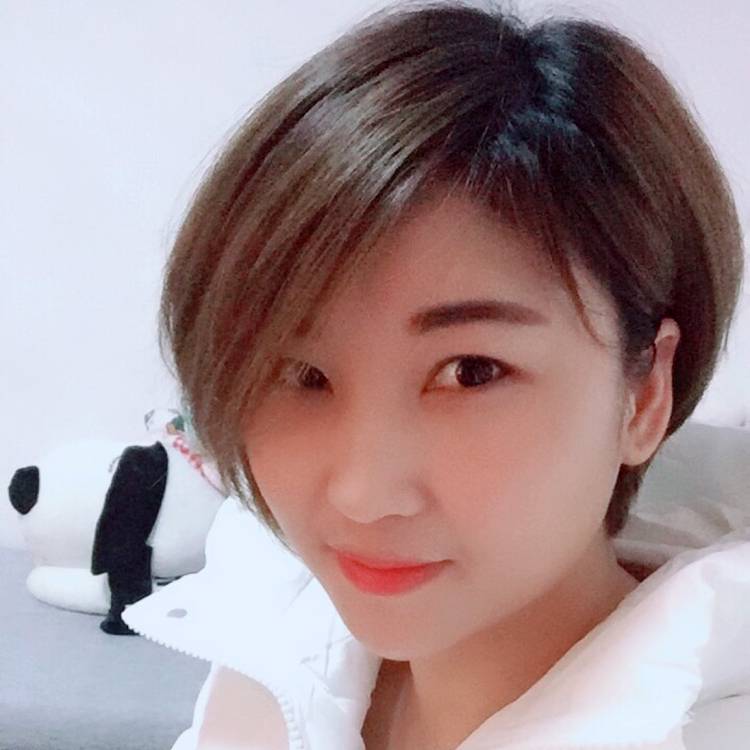 饱满唇彩的照片