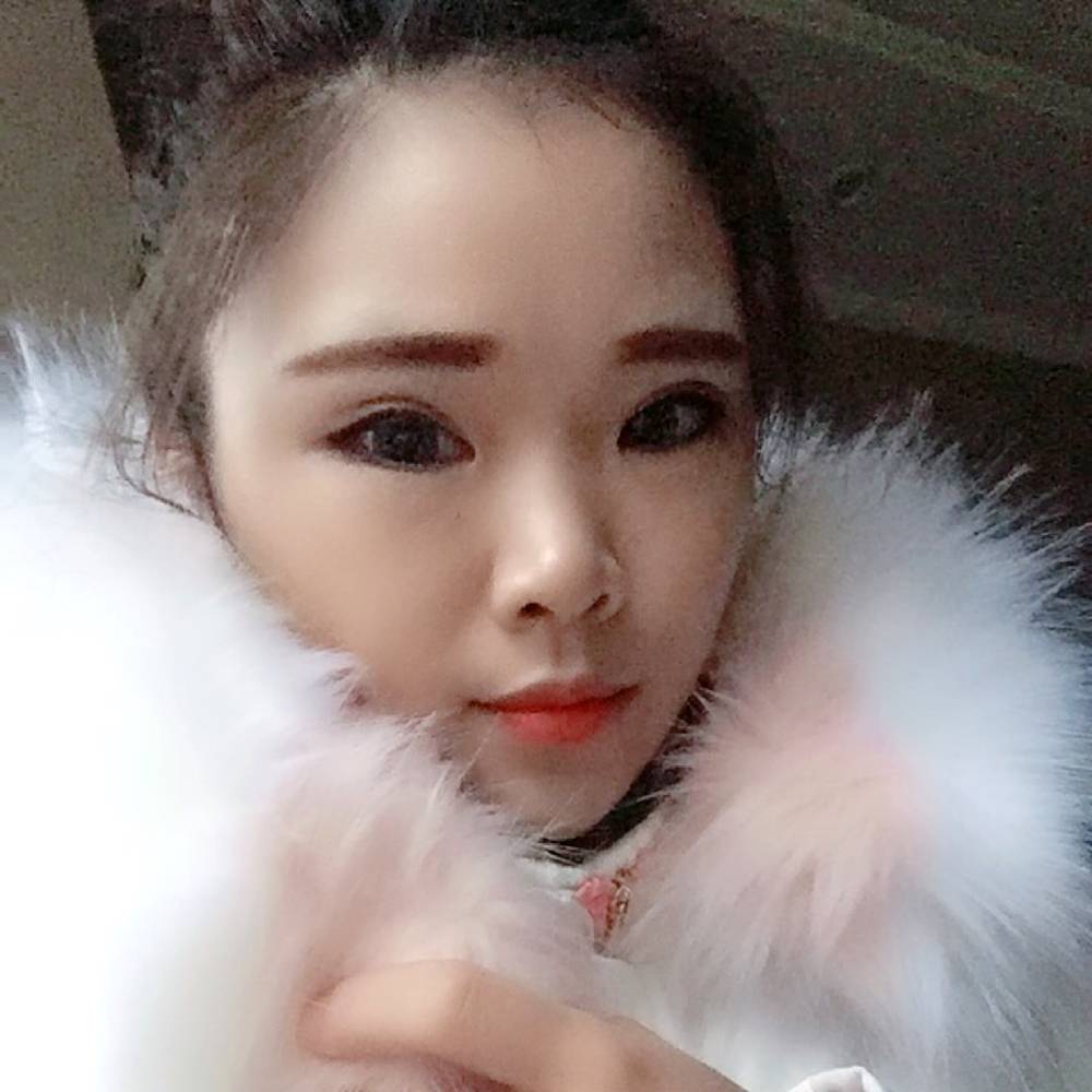 听雪的姑娘的照片