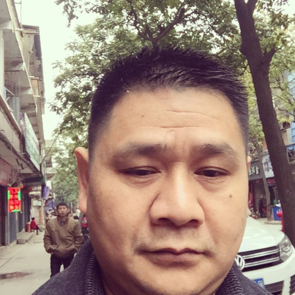 自信黑裤的照片