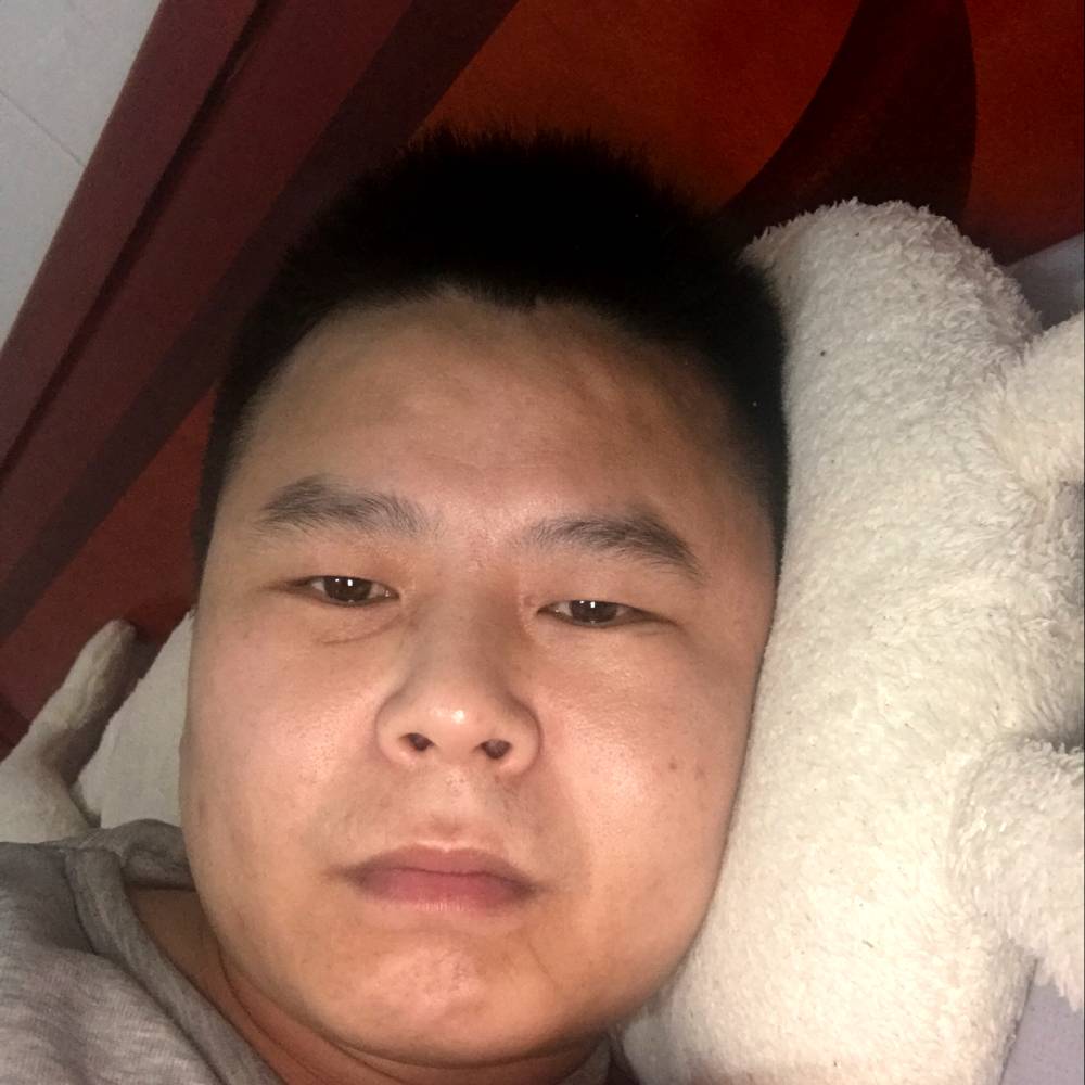 在外流浪的男孩的照片