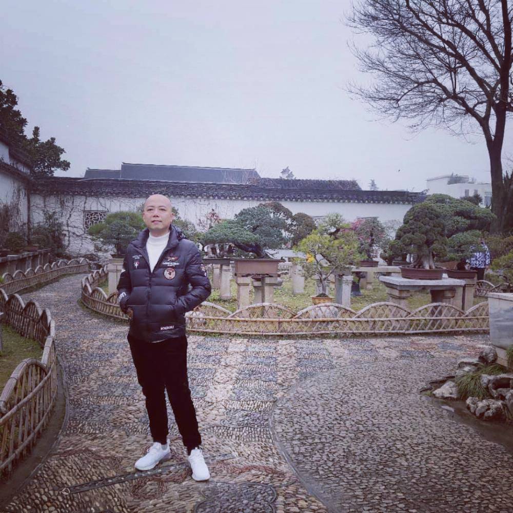 调皮笑靥的照片