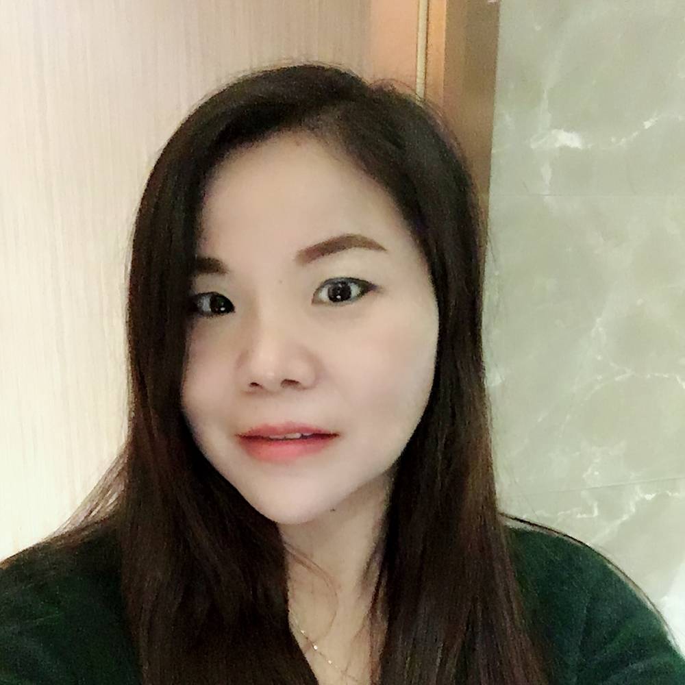 跳跃裙子的照片