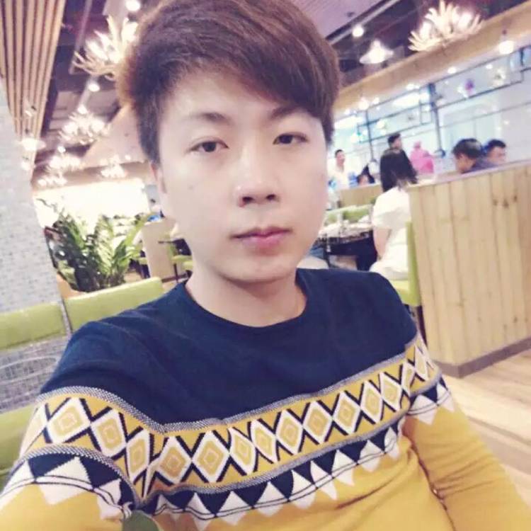 嘴角留下一丝微笑的照片