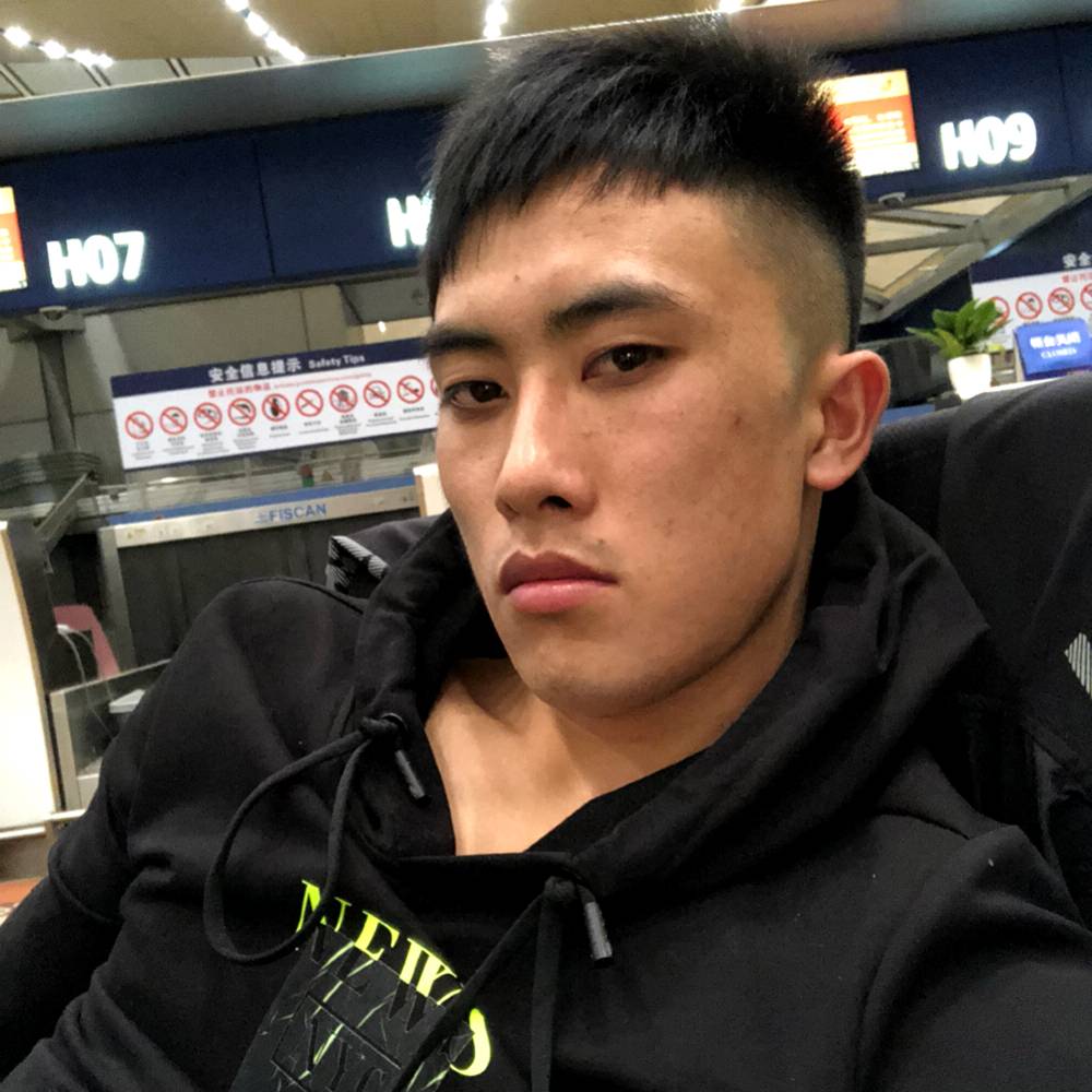 温柔微笑的照片