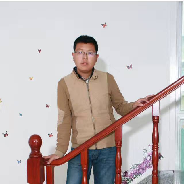 奋发向上的小伙儿的照片