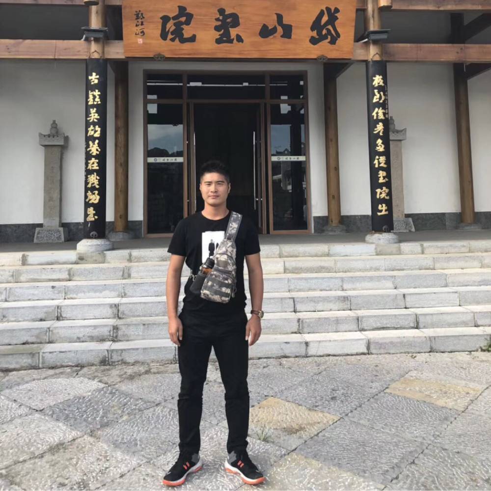 活泼兵哥哥的照片