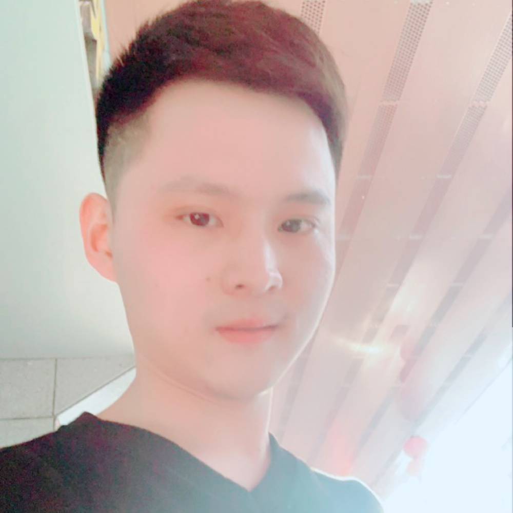 雪白深拥小伙的照片