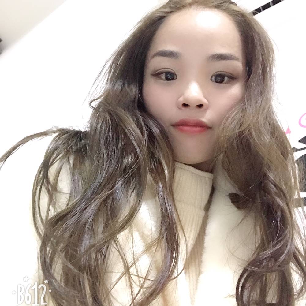 蜜粉挽手仁爱的照片