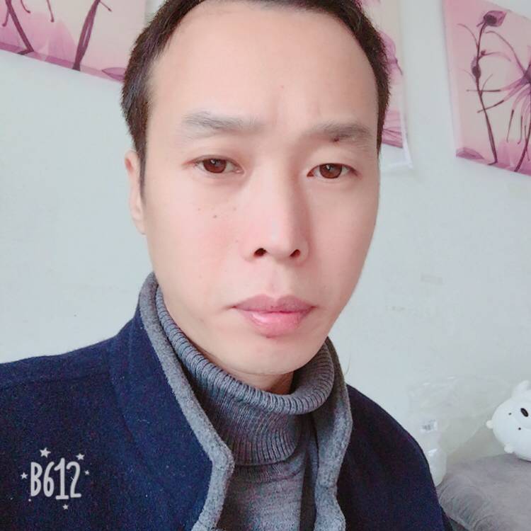 沉静蹙眉的照片