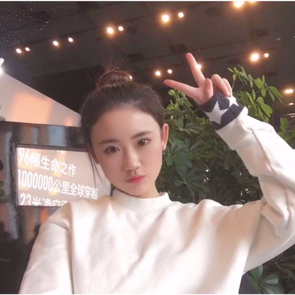 不解的笑百褶裙的照片