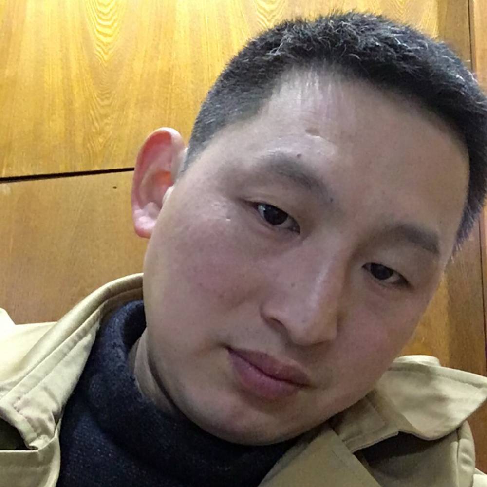 梁泰的照片