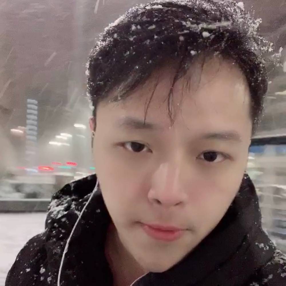冷眸与一个人的照片