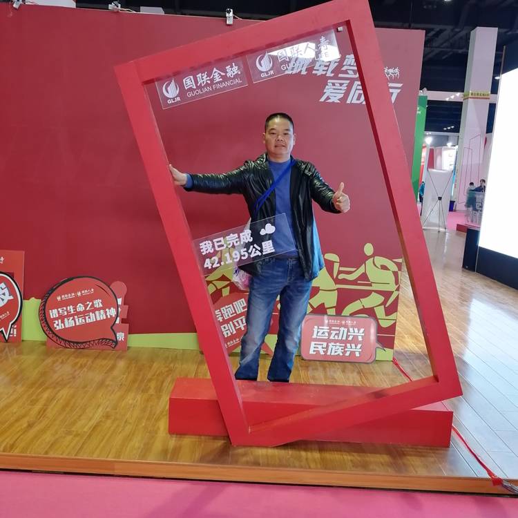 自觉扯康乃馨的照片