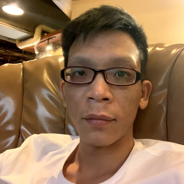 枫中赏月的照片