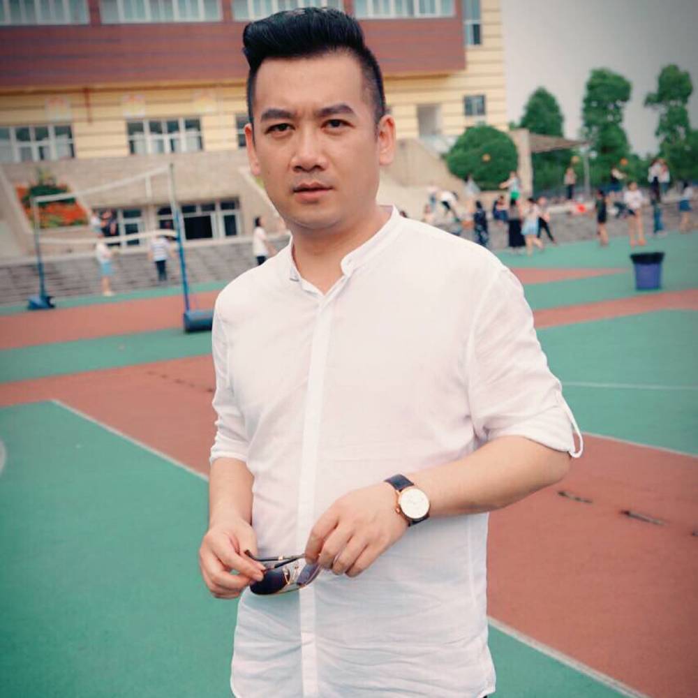 内向的小明的照片