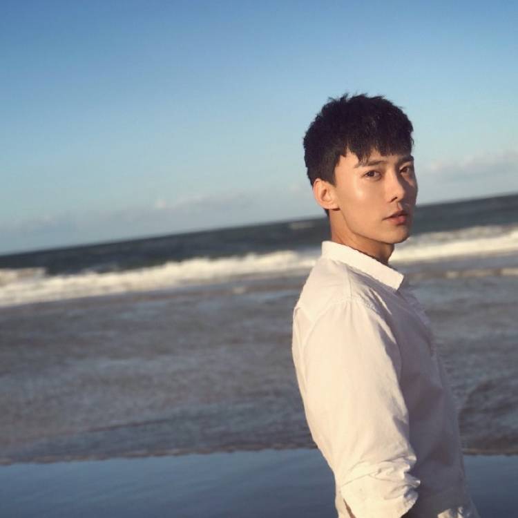 外套深拥浅唱的照片