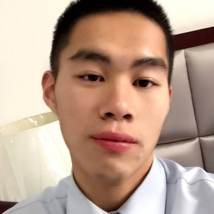 抱水枪的消防员的照片