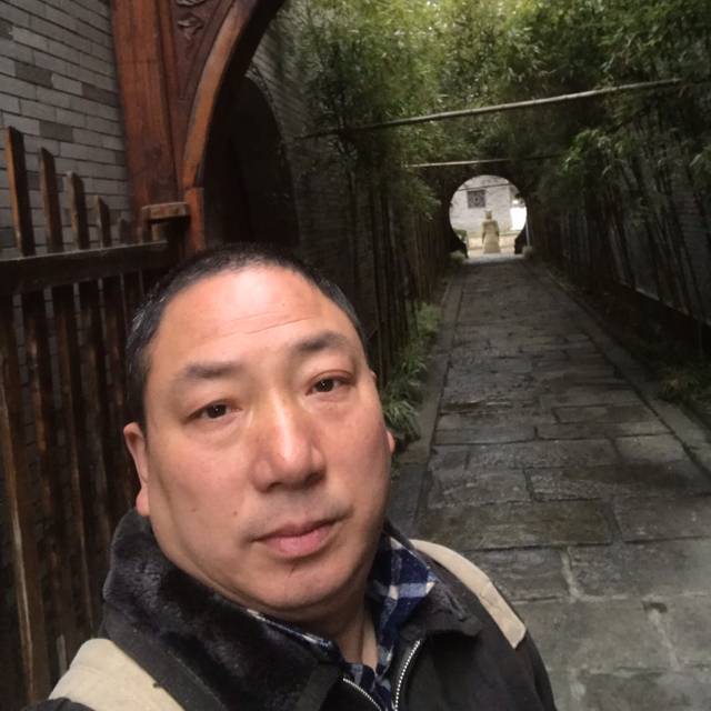 小伙伴与大叔的照片