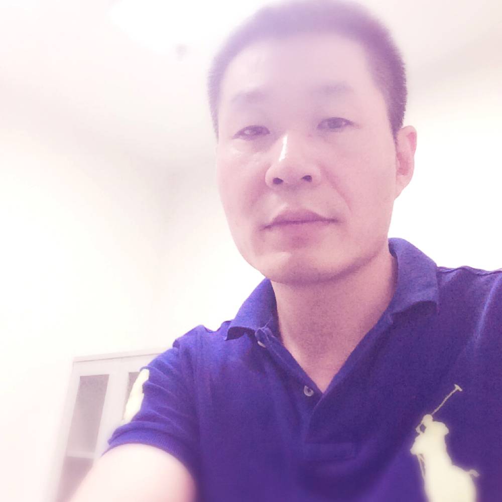 黯然踢树叶的照片