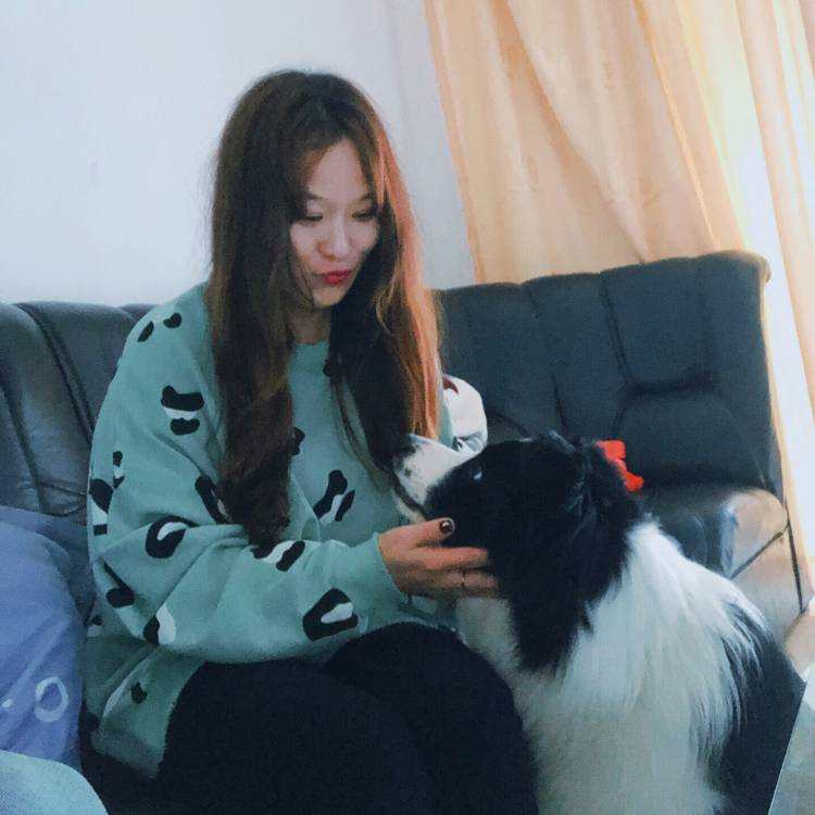 无垠深拥玫瑰的照片