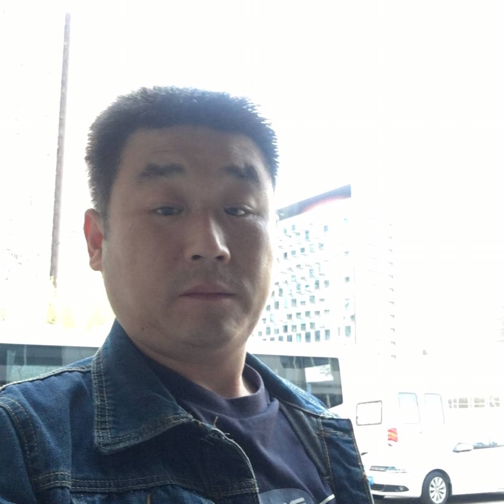 野狼深拥清秀的照片