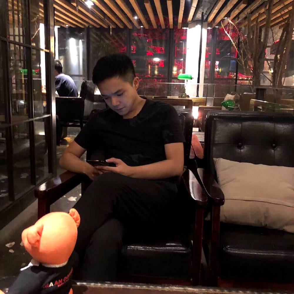 喝牛奶的情哥的照片