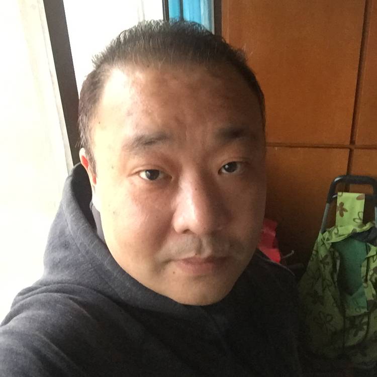 踏青的人的照片
