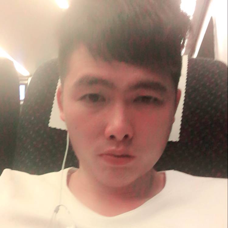 眼睛浅吻烂漫的照片