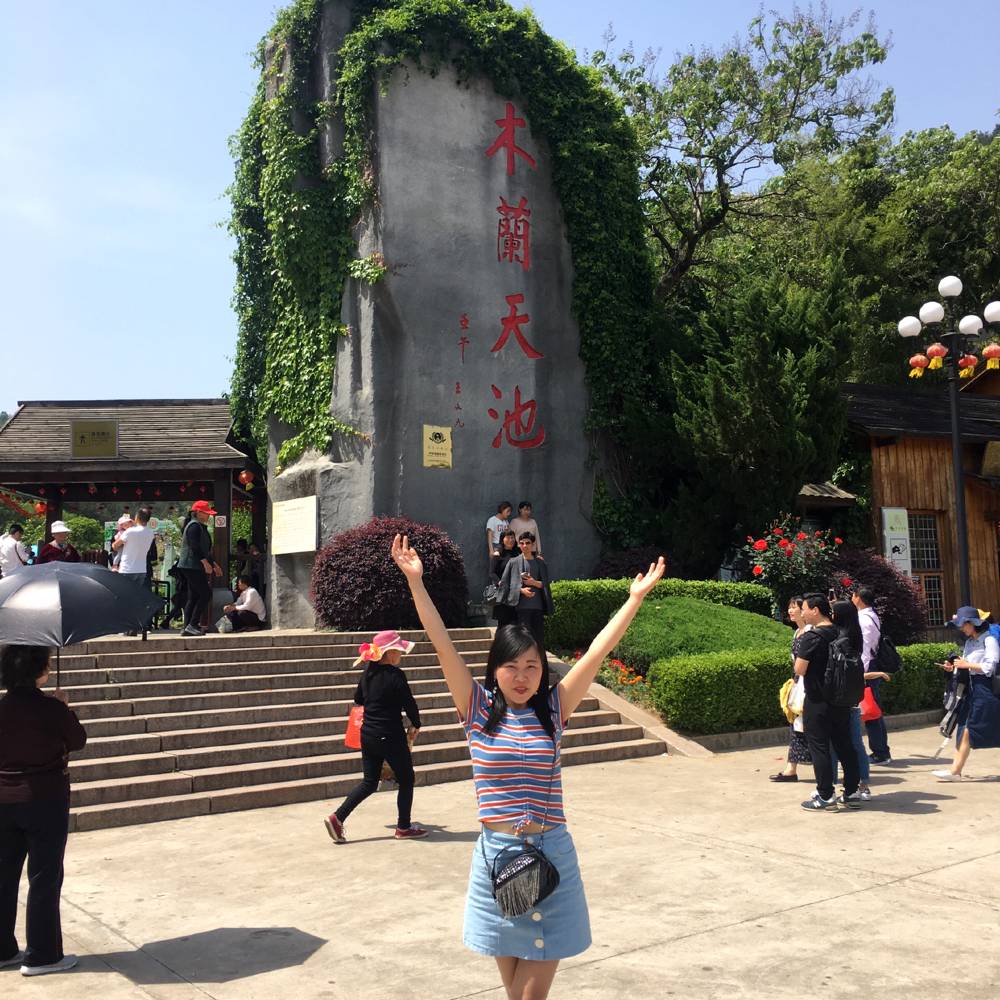 哭花了妆,的照片