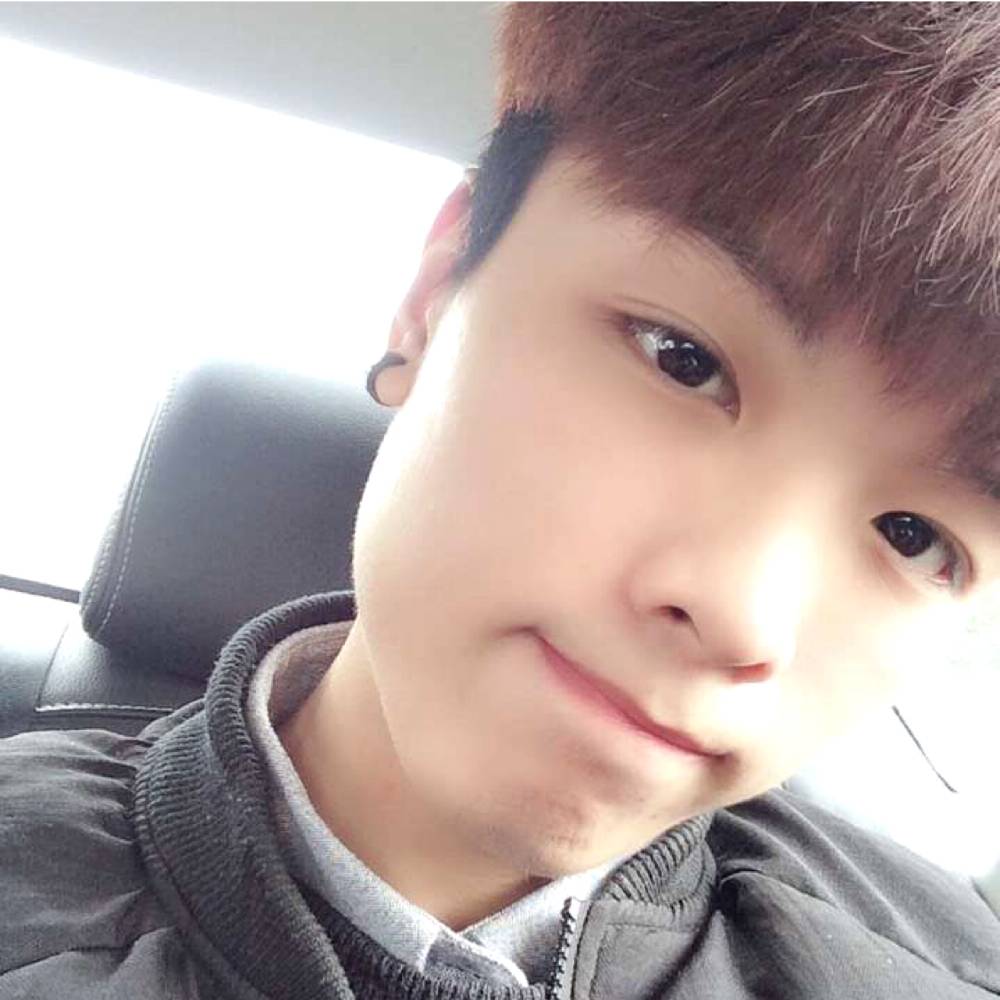床上小狼狗的照片
