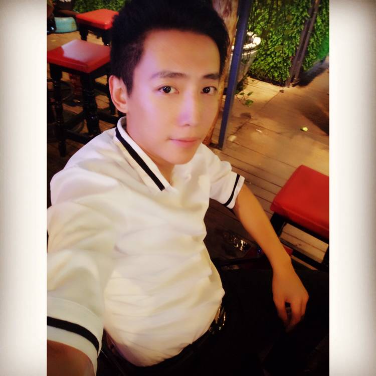 迷途小男孩的照片