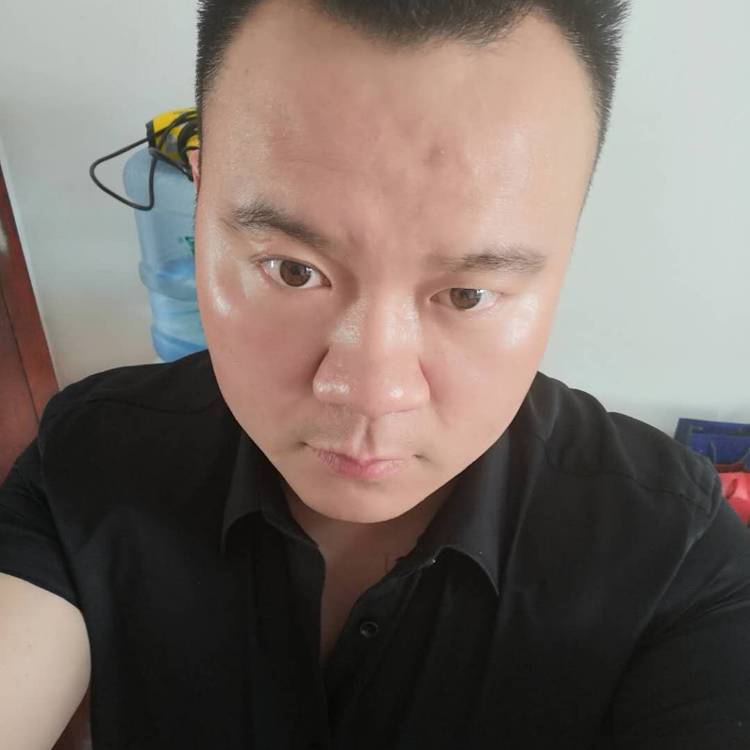 爆米花浅吻紧张的照片