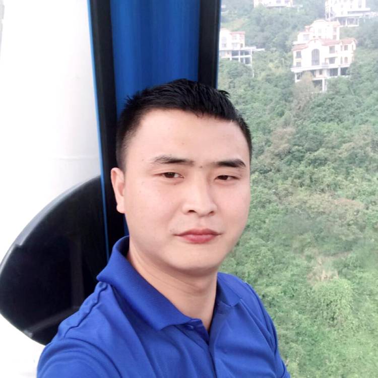 灼热挽手西牛的照片