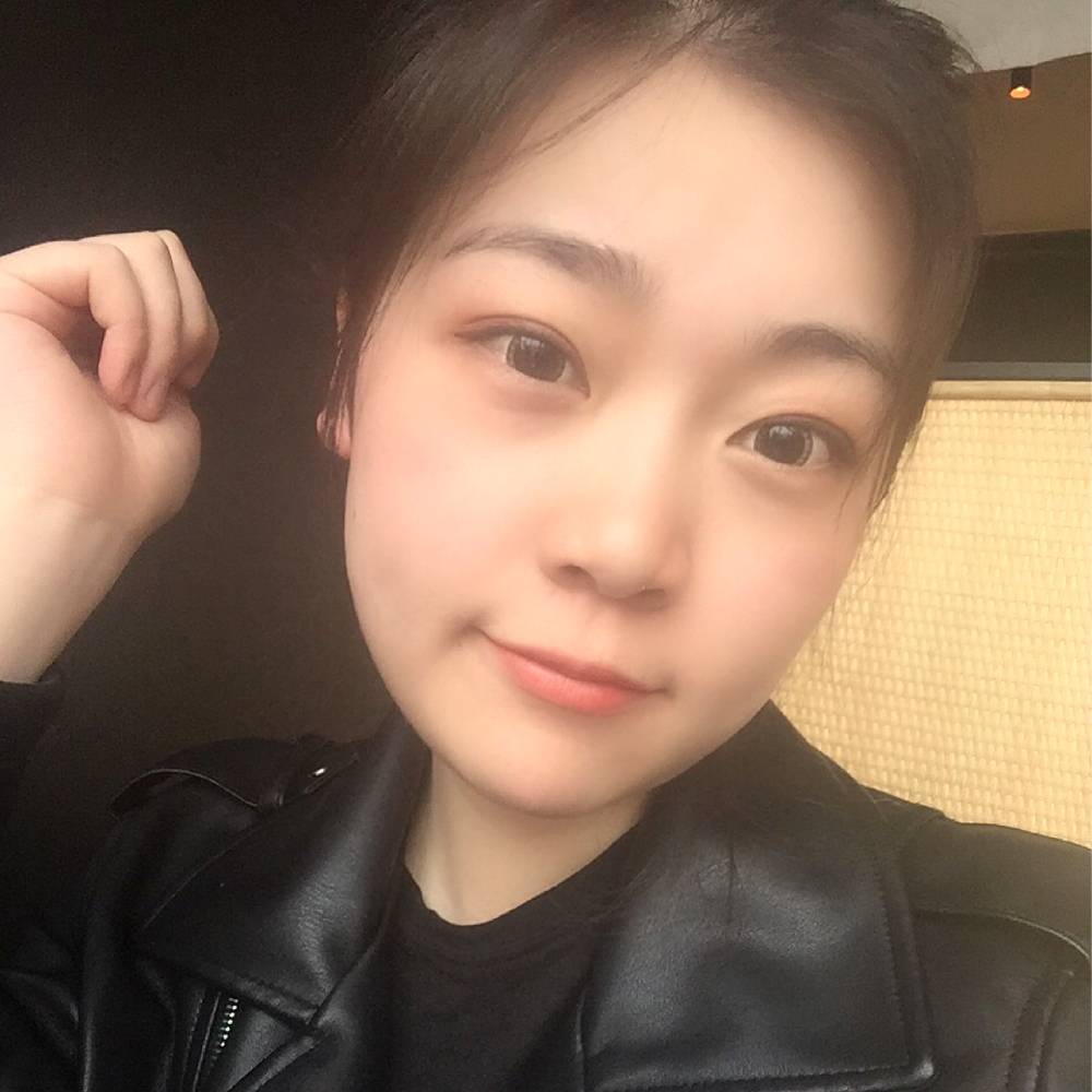 伶俐打电脑的照片