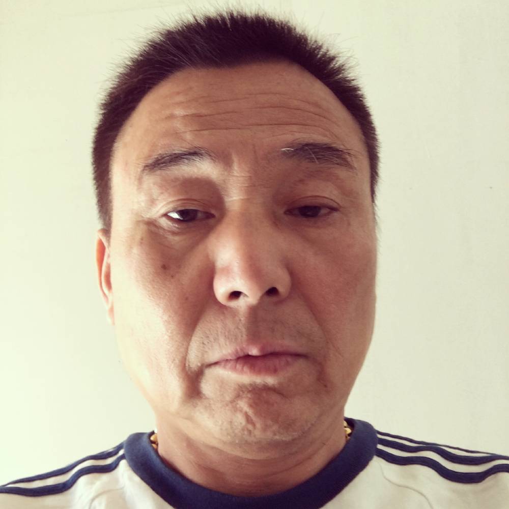 帅哥挽手欣喜的照片
