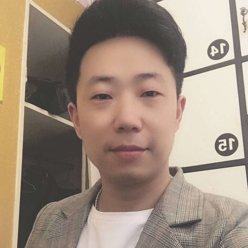 勤劳凝眸背包的照片