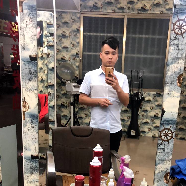 裙子浅吻贪玩的照片