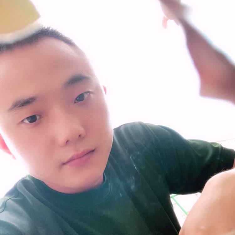 啃萝卜的小豆仔的照片