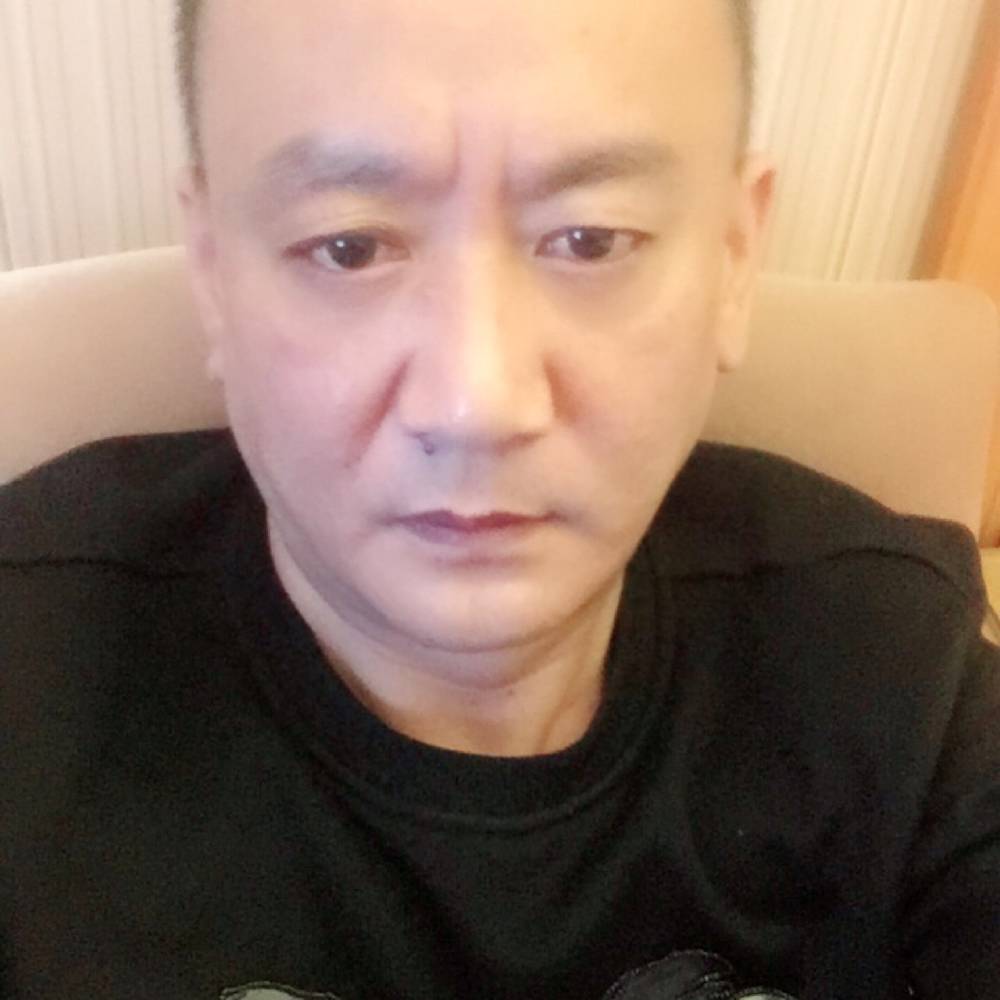 晨阳回眸高贵的照片