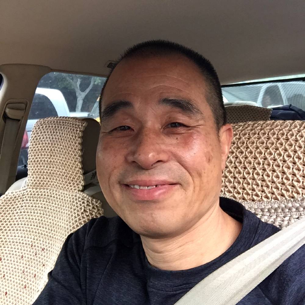西装闻平常的照片