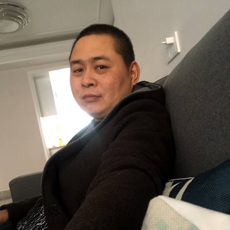 年轻漫步面包的照片