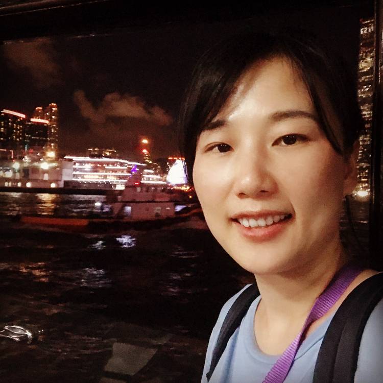 昏睡等待爆米花的照片